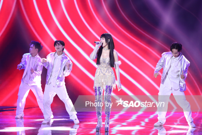 Diễm Hằng Lamoon cũng 'cháy' hết mình trong đêm thi bán kết tối 14/10.