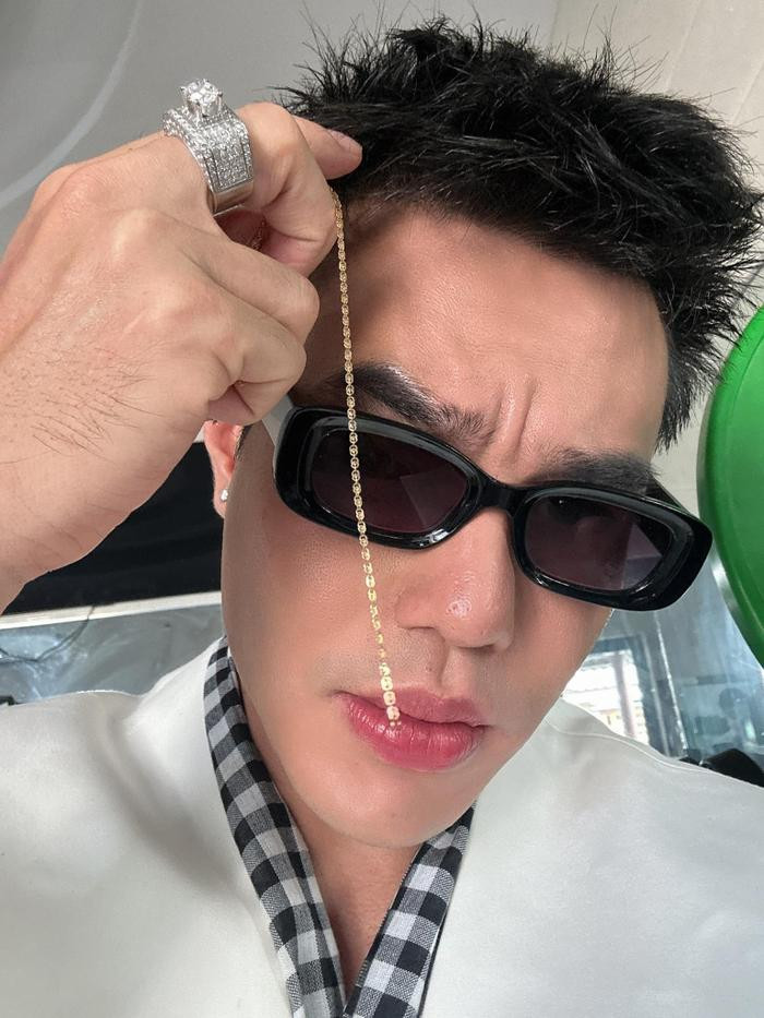 Lê Dương Bảo Lâm khoe chiến lợi phẩm sau khi được ngồi cạnh ca sĩ Mỹ Tâm ở sự kiện.