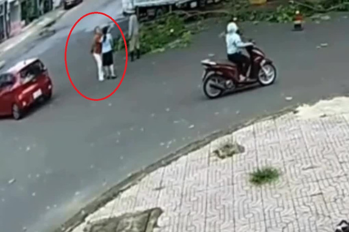 Người phụ nữ áo nâu tát vào mặt nhân viên công ty môi trường.