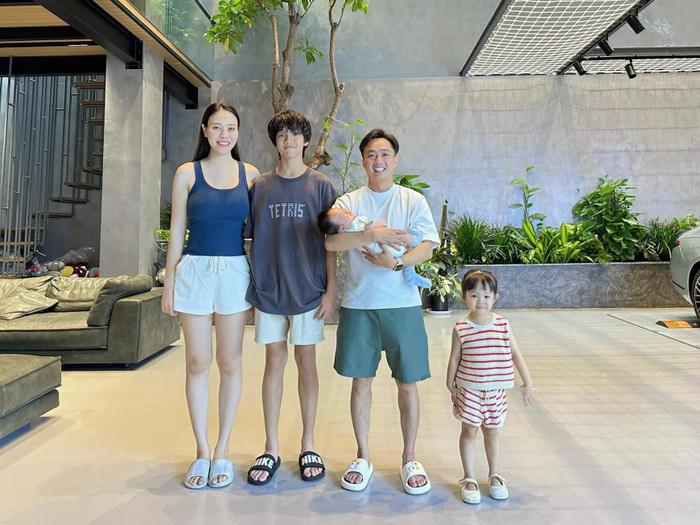 Khung ảnh gia đình hạnh phúc của Cường Đô La - Đàm Thu Trang bên cạnh các con khiến nhiều người ngưỡng mộ.
