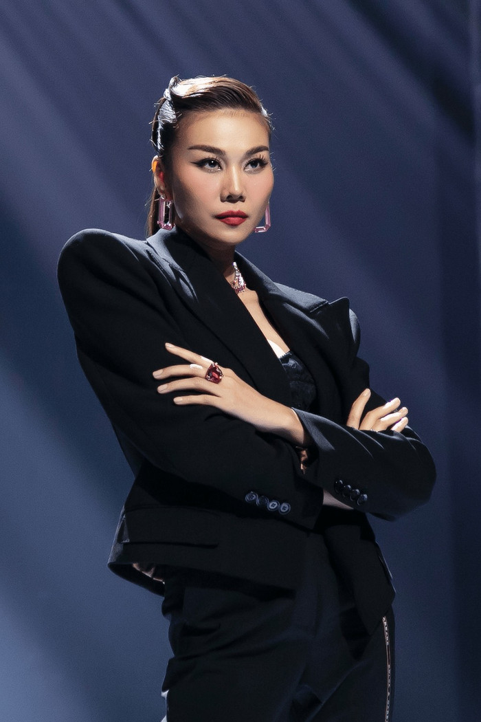 Siêu mẫu Thanh Hằng đúng chuẩn phong thái 'chị đại' Vbiz!