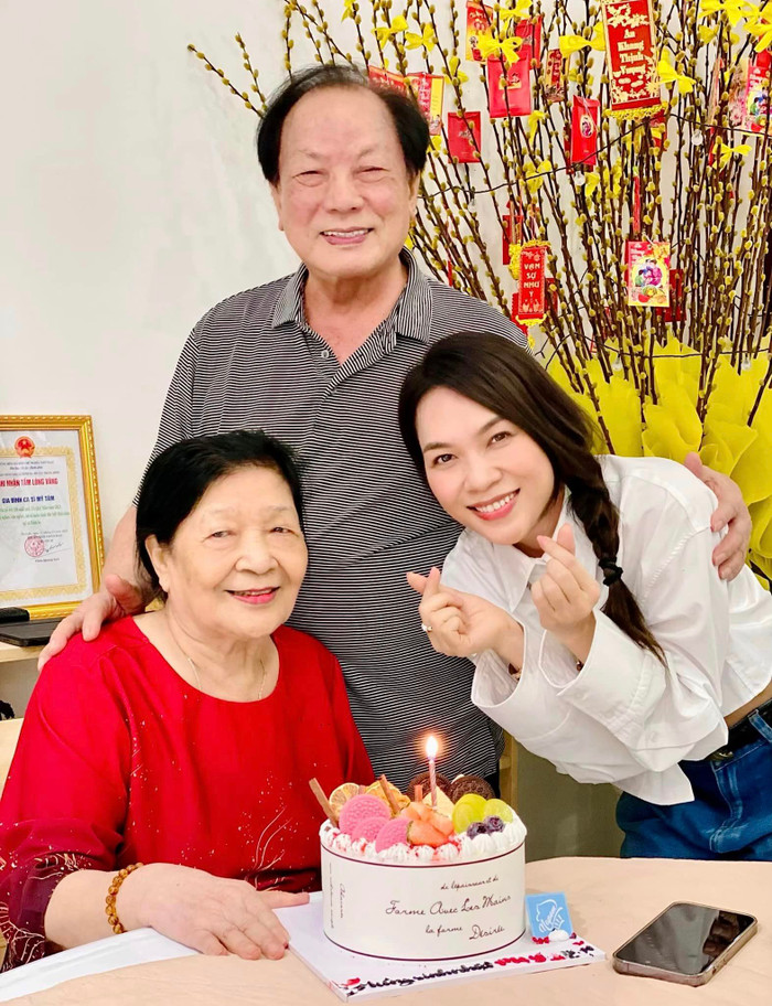 Mỹ Tâm đã chia sẻ những hình ảnh bữa tiệc sinh nhật tổ chức cho mẹ.