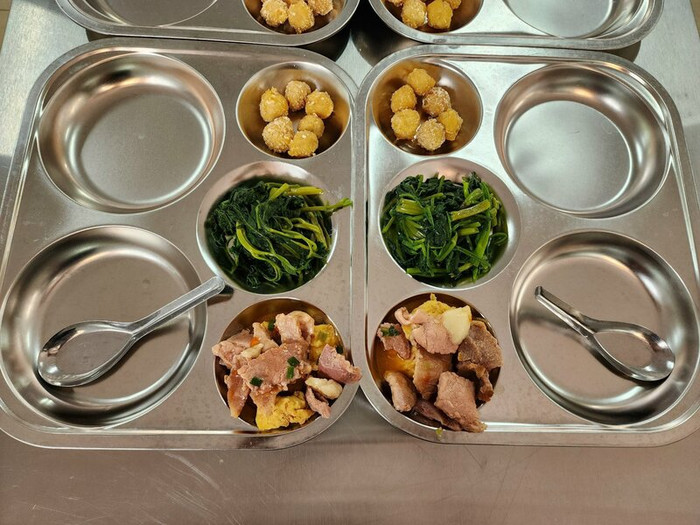 Bữa cơm bán trú của học sinh đã được cải thiện, tuy nhiên, phụ huynh cho rằng khẩu phần như vậy vẫn rất ít. Ảnh: Phụ huynh cung cấp