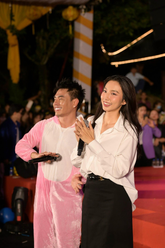 Ở mọi tấm hình, Hoa hậu Thùy Tiên đều không thể bị 'dìm' bởi làn da căng bóng khỏe mạnh cùng khuôn mặt không 'góc chết'