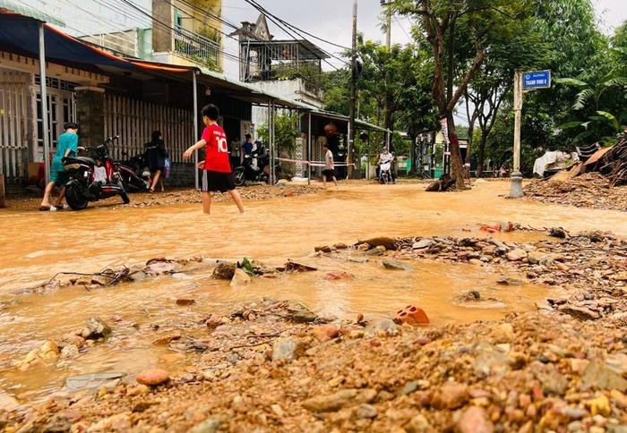 Mưa lũ diễn biến phức tạp, các tỉnh miền Trung khẩn trương ứng phó Ảnh 2