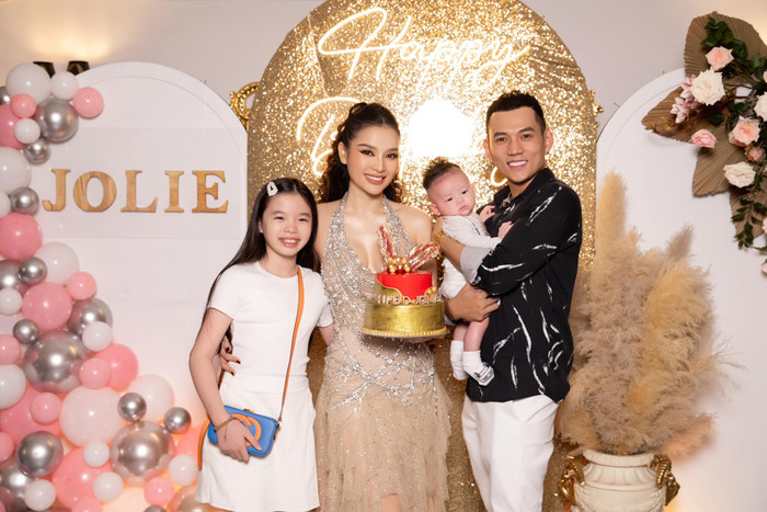 Phương Trinh Jolie mới được gia đình, bạn bè tổ chức tiệc đầy ấm cúng nhân dịp nữ ca sĩ bước sang tuổi mới