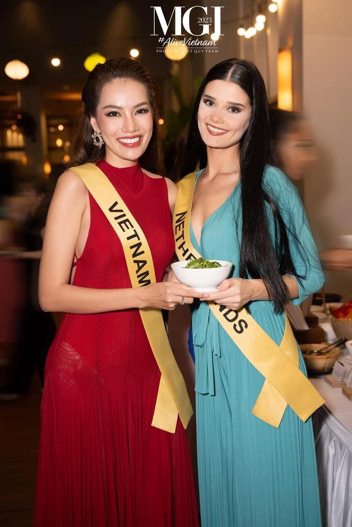 Hoàng Phương dạy đối thủ Miss Grand đọc thơ mượt mà bằng tiếng Việt Ảnh 5