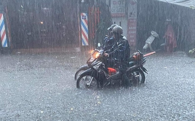 Áp thấp lại xuất hiện trên Biển Đông, miền Trung tiếp tục mưa lớn Ảnh 2