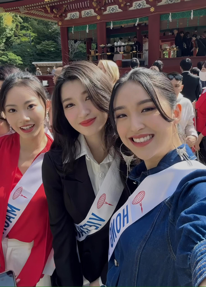 Các hoa hậu quốc tế cũng thể hiện sự hòa hợp, vui vẻ khi chụp hình với Phương Nhi