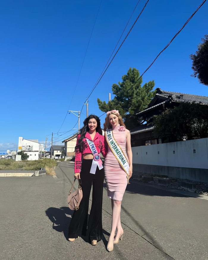 Phương Nhi khéo léo thể hiện hành động thân thiết, tình cảm khi ở bên cạnh Jasmin Selberg