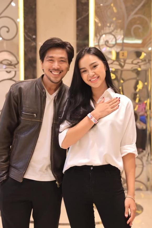 Ban đầu cả 2 chỉ định quen chơi nhưng chỉ khoảng 1 tháng nói chuyện, cặp đôi biết mình thương đối phương thật lòng. 