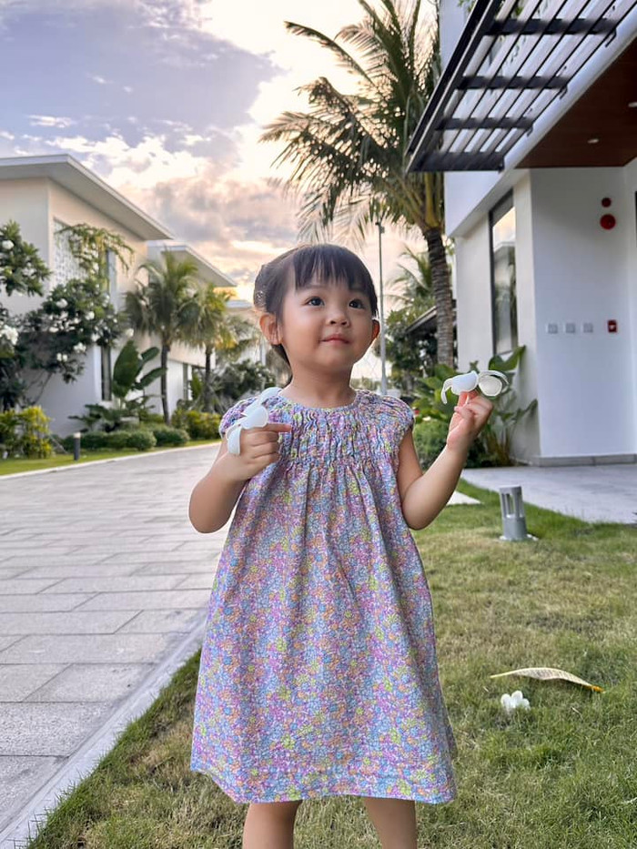 Ái nữ Suchin (tên thật là Tuệ San), năm nay đã 3 tuổi, sở hữu đường nét xinh đẹp được thừa hưởng từ bố mẹ. 