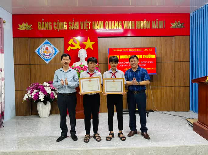 Dũng cảm cứu 2 em nhỏ đuối nước, 2 học sinh được tuyên dương khen thưởng