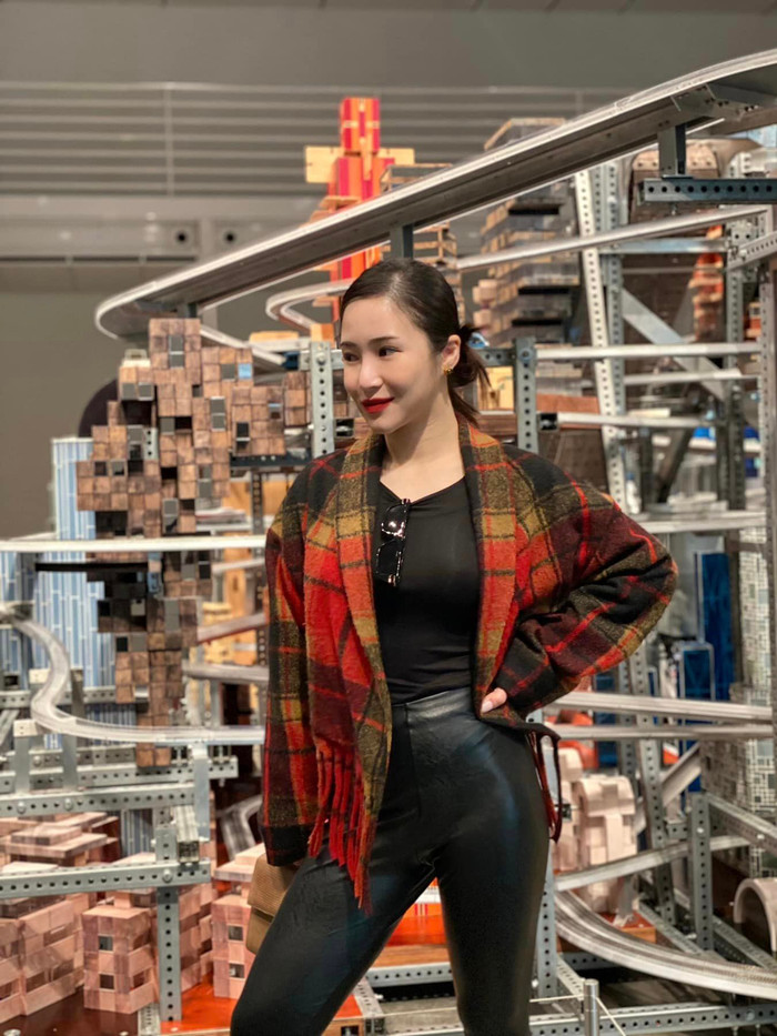 Hương Tràm được nhiều khán giả nhận xét đã trở nên điềm đạm, trưởng thành khi tự lập ở nơi đất khách quê người