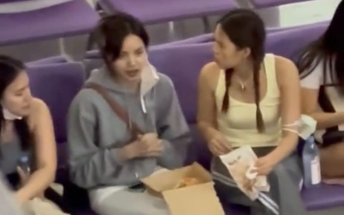 Khoảnh khắc Lisa cởi khẩu trang thưởng thức đồ ăn Việt gây sốt, mặt mộc thế nào? Ảnh 2