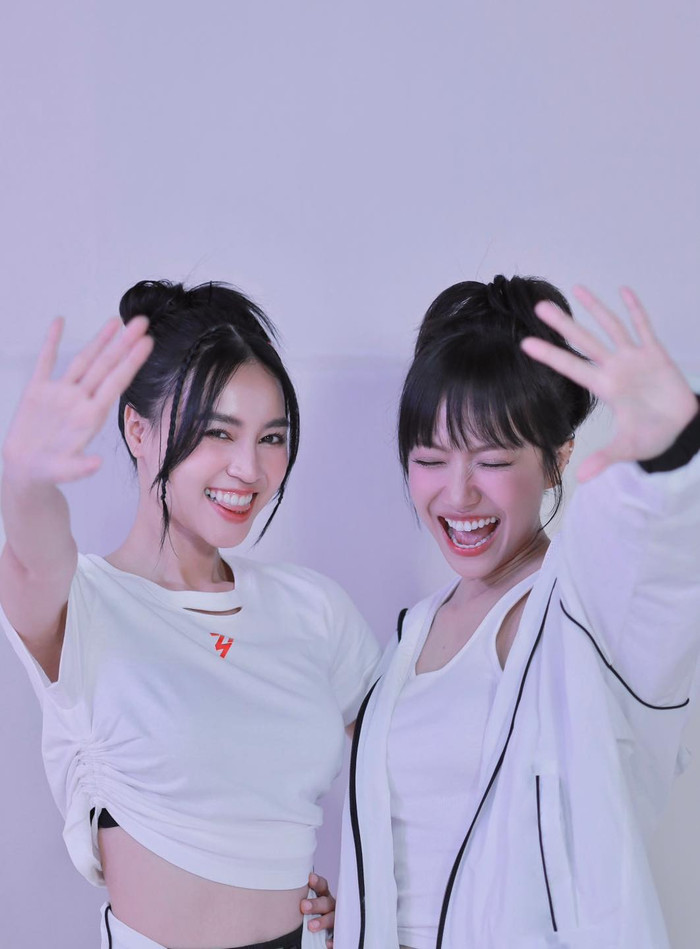 Thay vì đăng lại bức hình 'troll' đàn chị, nữ diên viên tung khoảnh khắc siêu đẹp khi đứng chung khung hình với Lan Ngọc.