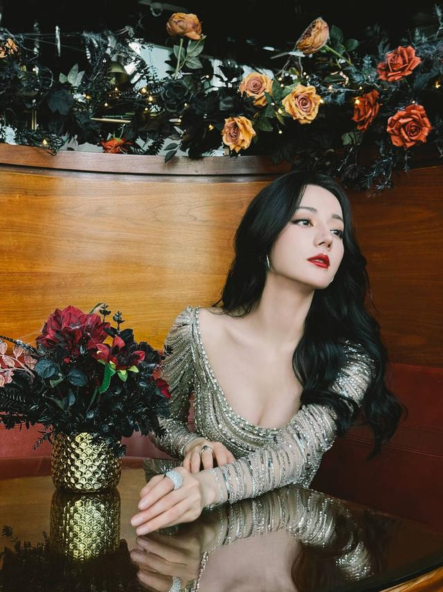 Làn da trắng sáng của Địch Lệ Nhiệt Ba khiến dân tình không thể rời mắt