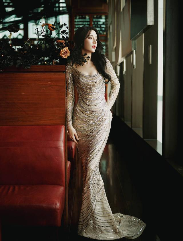 Bộ váy này đã tôn lên hình thể đáng ngưỡng mộ của Địch Lệ Nhiệt Ba