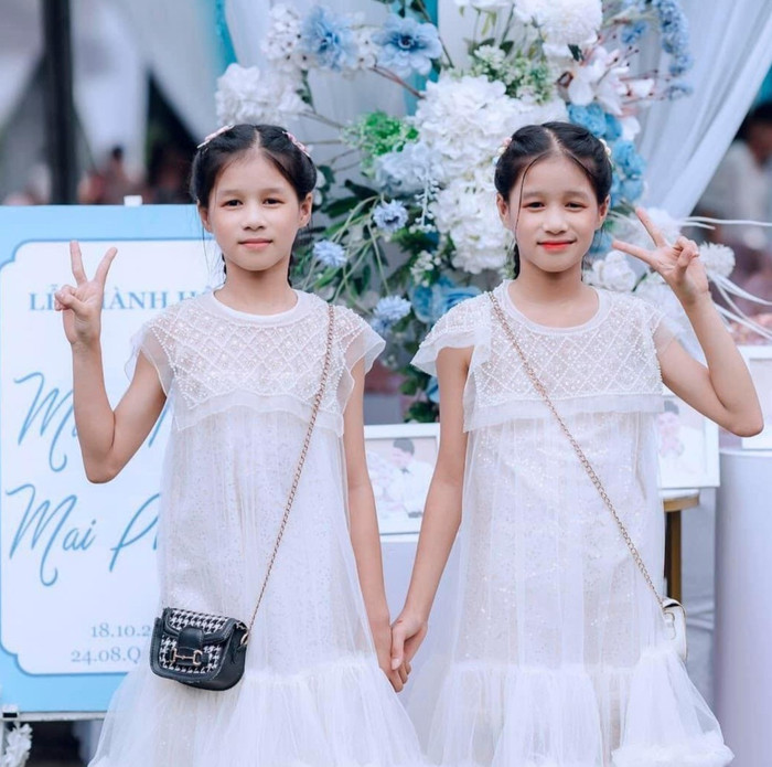 Hai con gái song sinh của dì út