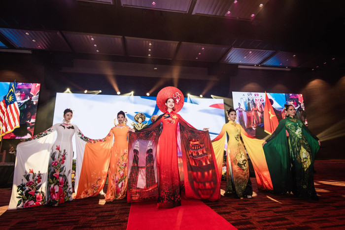 Nàng hậu chăm chỉ xuất ngoại, tham gia nhiều hoạt động quy mô và sức ảnh hưởng lớn. (Ảnh: FBNV)