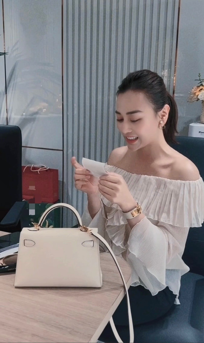 Không chỉ hôn lên tờ giấy, Phương Oanh còn lộ rõ vẻ hạnh phúc khi chăm chú ngắm nhìn kết quả khám thai