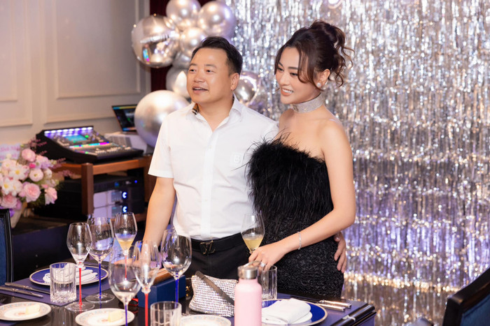 Trong loạt ảnh ở tiệc mừng sinh nhật, Phương Oanh hầu như đầu lấy tay hoặc túi để che bụng