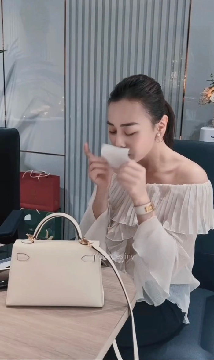 Phương Oanh không giấu khỏi sự xúc động khi nhận kết quả khám thai từ bác sĩ