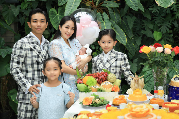 Khánh Thi - Phan Hiển vừa đón con gái thứ 3 chào đời vào 9/9. 