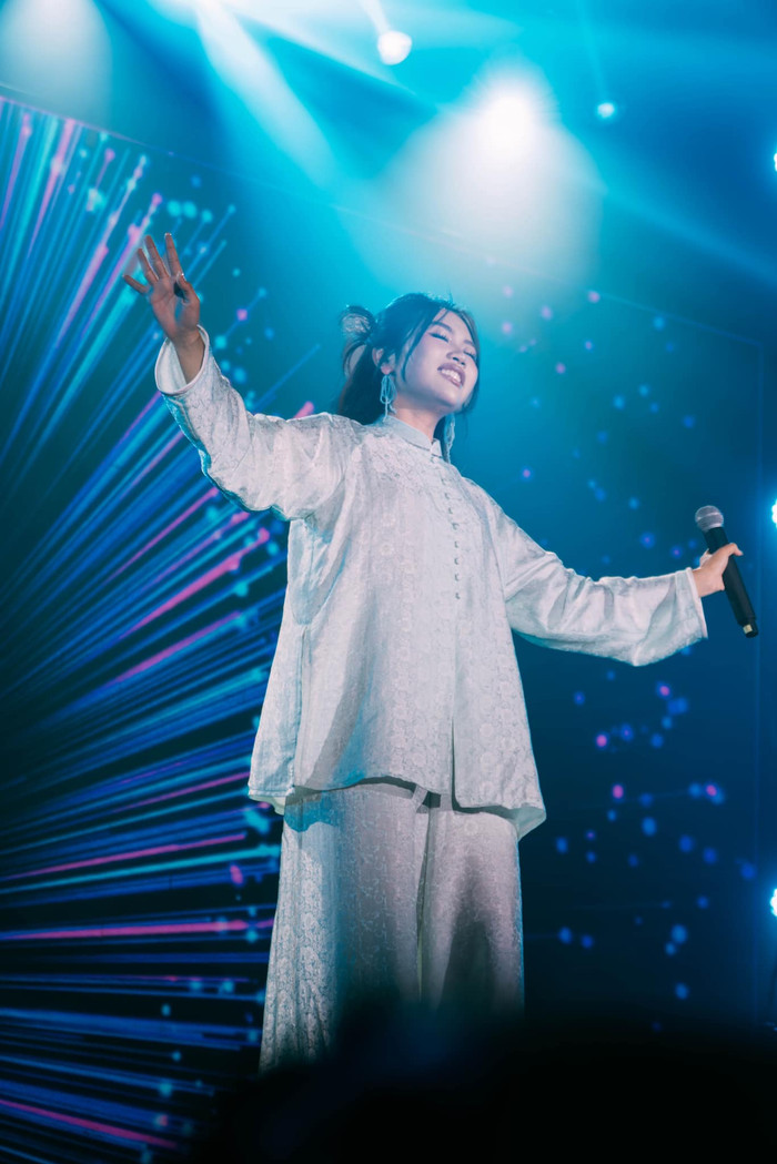 Phương Mỹ Chi tụng kinh gây sốt mạng xã hội: Nổi da gà với câu chuyện dằng sau Ảnh 1