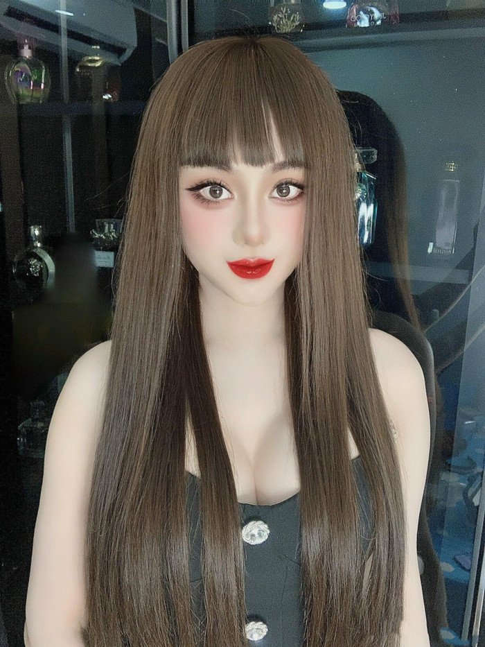 Tuy nhiên một số khán giả lại cho rằng Lâm Khánh Chi không nên 'sống ảo' quá đà. Khi trả lời những bình luận này, nữ ca sĩ khẳng định bản thân không 'ăn ảnh' và ở ngoài đời vốn xinh đẹp hơn ở trên mạng xã hội