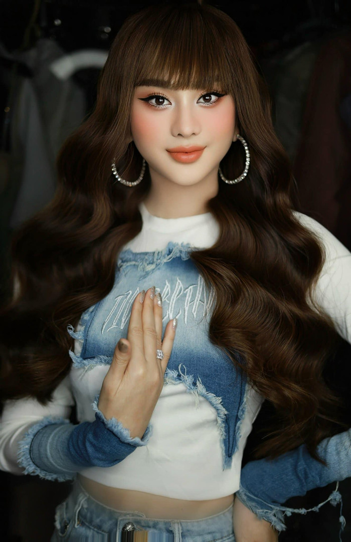 Lâm Khánh Chi hầu như đều sẽ khoe ảnh 'sống ảo' mỗi ngày. Các tấm hình này đều được nữ ca sĩ chỉnh sửa kỹ càng, tỉ mỉ