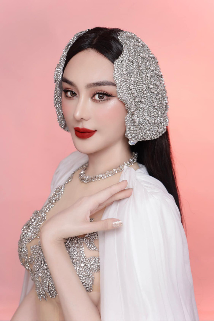 Khi đã sở hữu vẻ bề ngoài như ý muốn, Lâm Khánh Chi trở nên tự tin hơn bao giờ hết