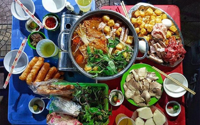 Vừa ăn lẩu ở quán vỉa hè được 10 phút, 5 người phải nhập viện Ảnh 2