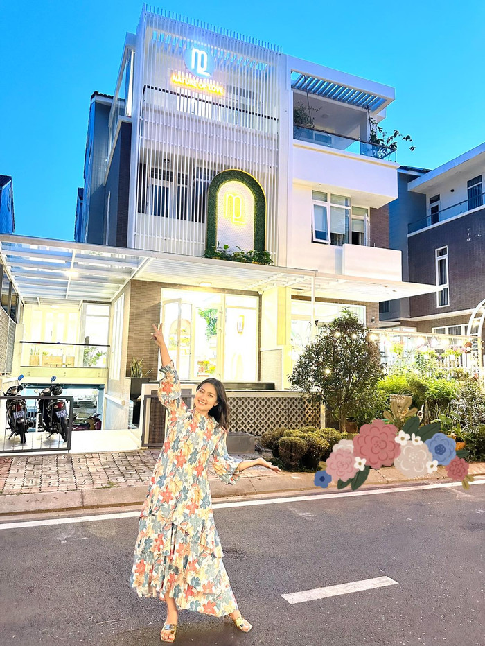 Đầu tháng 1 vừa qua, Ngọc Lan còn khai trương cơ sở kinh doanh mới và nhận được nhiều hoa, quà mừng từ hội bạn bè thân thiết