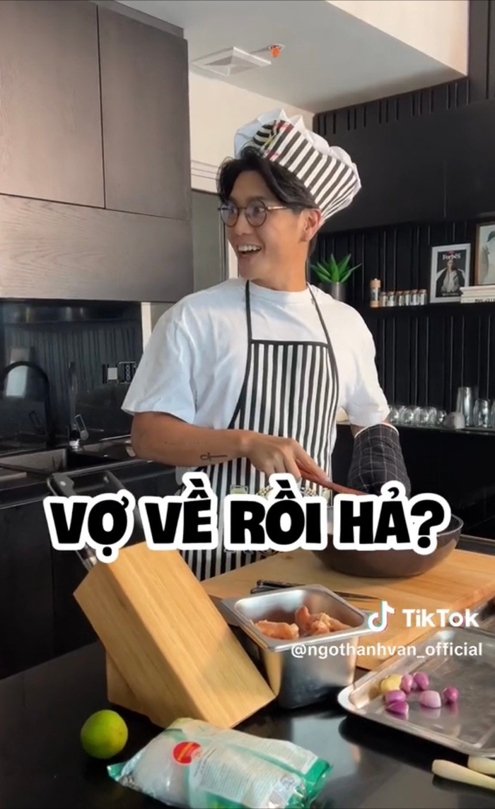 Huy Trần tỏ ra vô cùng vui vẻ, hào hứng khi thấy Ngô Thanh Vân trở về nhà mà không biết vợ đang 'nổi đóa'