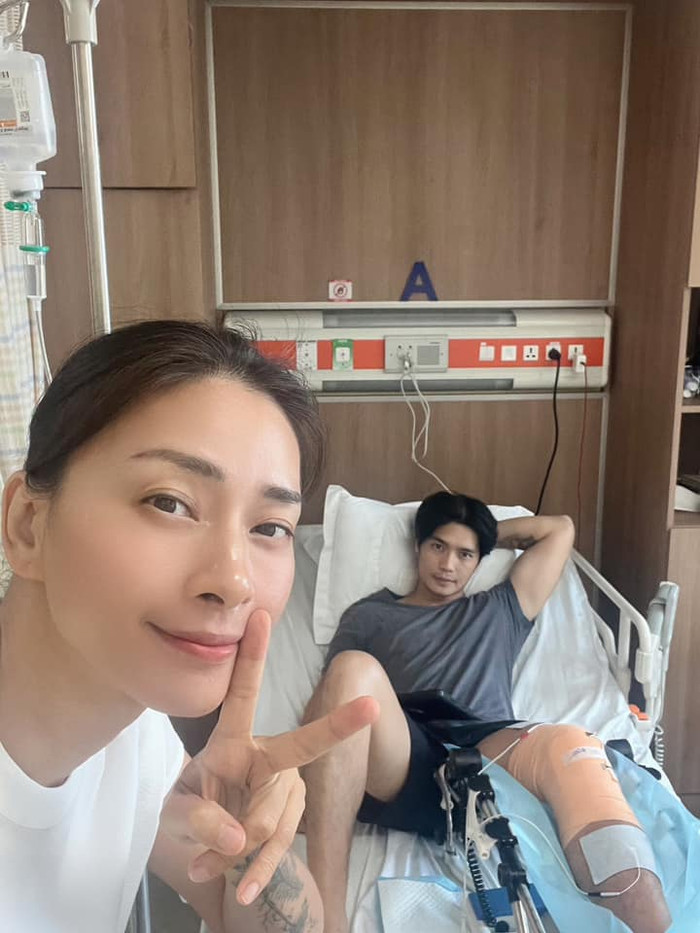 Ngô Thanh Vân đã tận tình chăm sóc, quan tâm đến Huy Trần khi chồng nằm viện vì mổ dây chằng