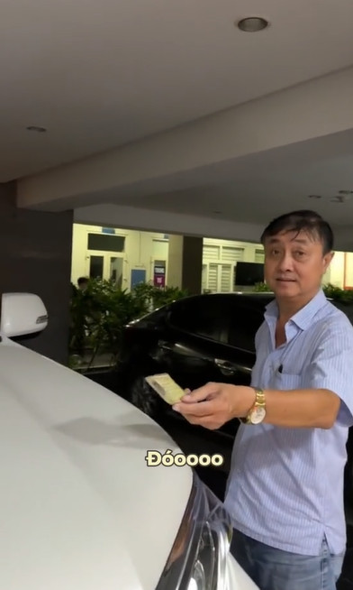 Ba của Thủy Tiên đã đưa thẻ sinh viên cho con gái.