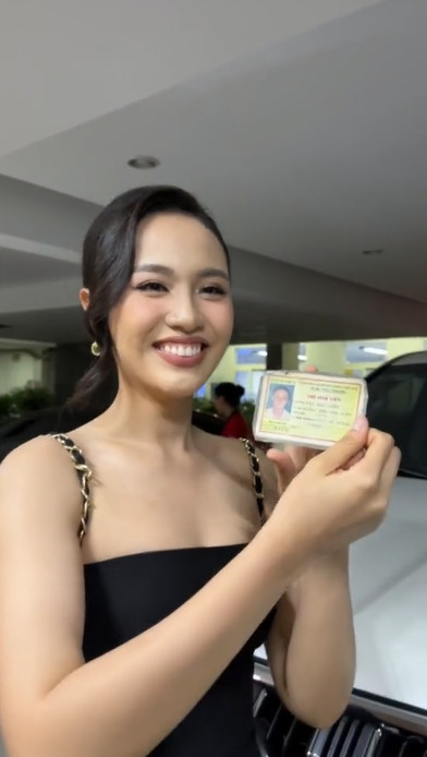 Thủy Tiên rạng rỡ khoe thẻ sinh viên của ba.
