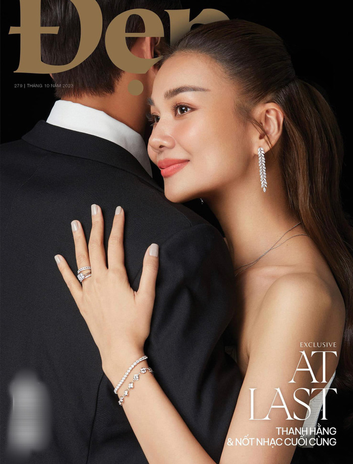 Vẫn như mọi khi, cô chỉ khoe đúng một góc nhỏ vóc dáng của chồng sắp cưới. (Ảnh: Bìa báo Đẹp).