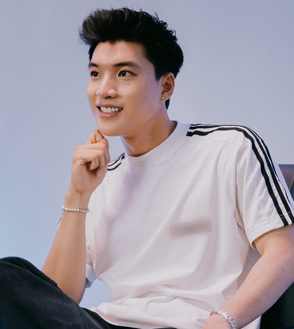 HIEUTHUHAI là rapper nổi bật, được nhiều người yêu mến sau chương trình King Of Rap nhờ ngoại hình sáng sân khấu cùng với phong cách trình diễn tự tin.