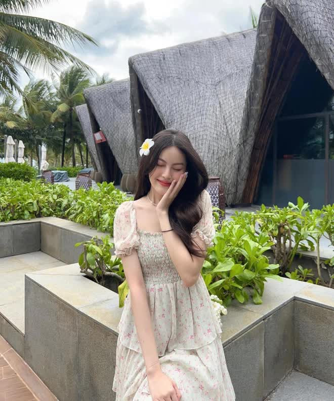 Cô nàng hotgirl sở hữu cuộc sống sang chảnh, thường xuyên có những chuyến đi du lịch nước ngoài và nghỉ dưỡng tại các khu nghỉ dưỡng đắt đỏ. 