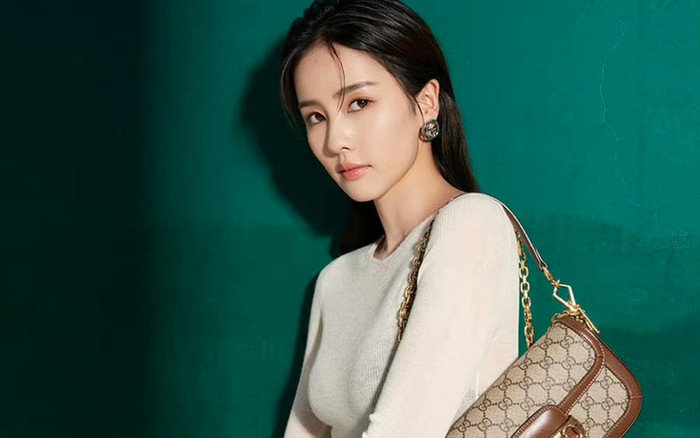 Diện hàng hiệu, Bạch Lộc vẫn bị chê 'phèn', tạo dáng đơ như tượng sáp Ảnh 2