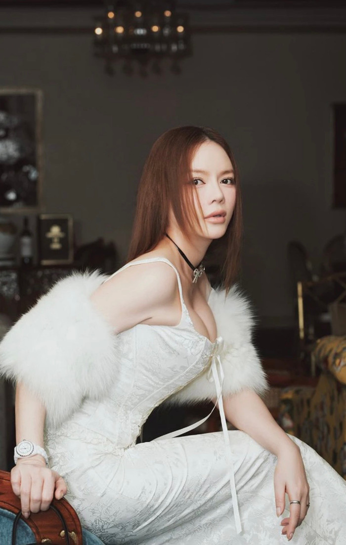 Lý Nhã Kỳ có thói quen mua đồ&nbsp;hiệu cùng 1 kiểu nhưng lại đủ màu sắc nhằm có thể tha hồ lựa chọn trang phục đi cùng.