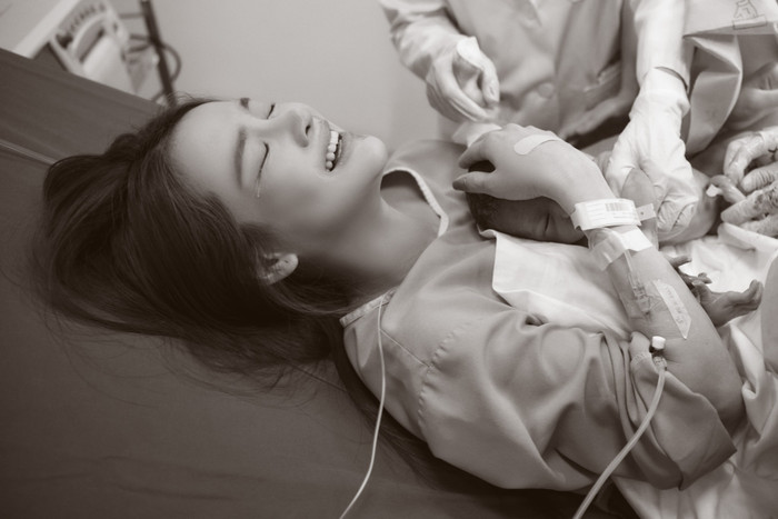 Bà xã Trường Giang khiến dân tình khen nức nở khi vẫn giữ được vẻ rạng rỡ, xinh đẹp và vóc dáng thon gọn giai đoạn ở cữ.