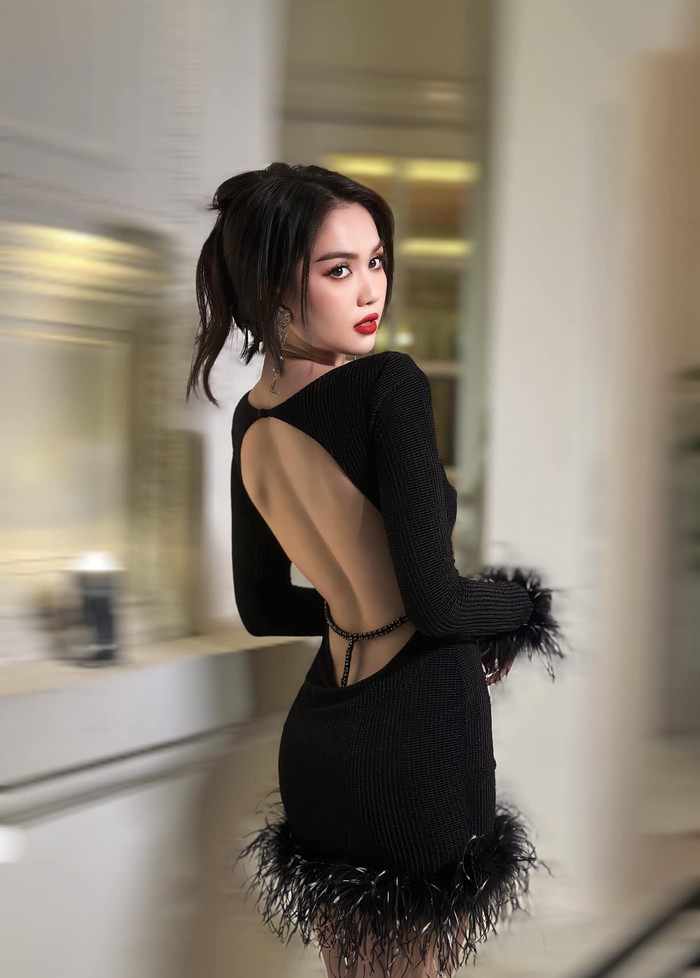 Ngọc Trinh nổi tiếng trong showbiz, cô nàng luôn diện những trang phục đầy cuốn hút, khoe triệt để hình thể. Đôi lúc cô bị chỉ trích phản cảm.