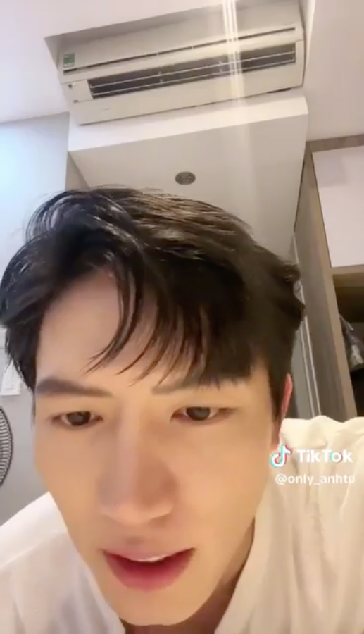 Anh Tú trả lời câu hỏi 'bao giờ cưới vợ' của khán giả ngay trên livestream.