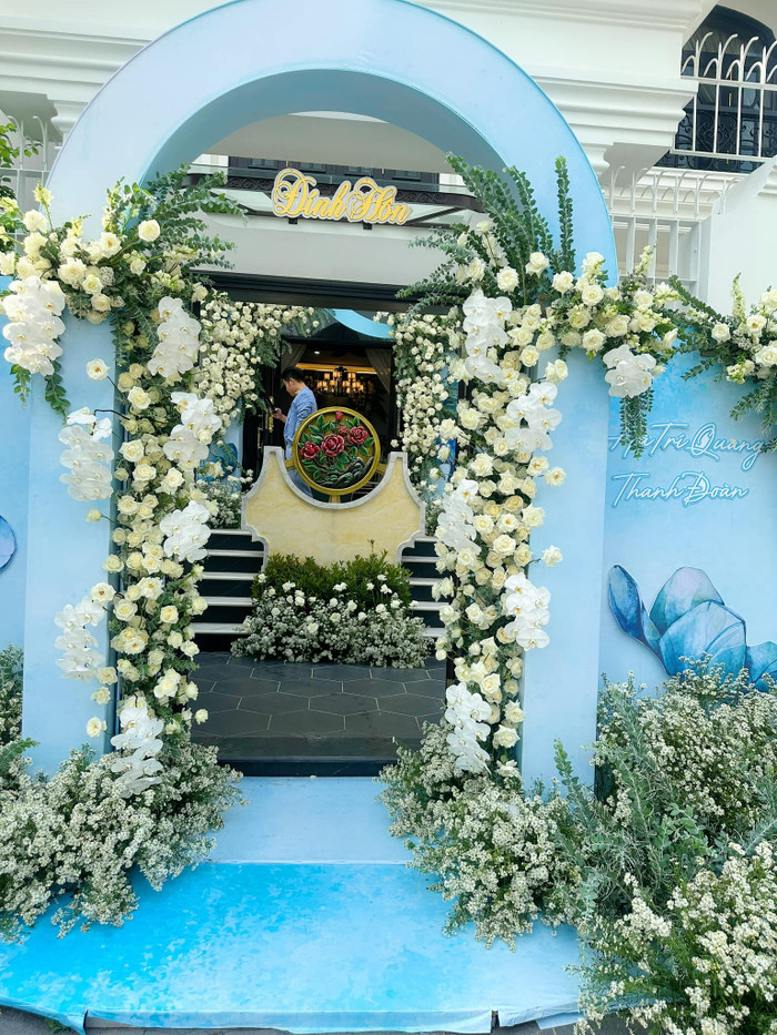 Không gian ngập tràn hoa tươi tại lễ ăn hỏi cặp đôi.