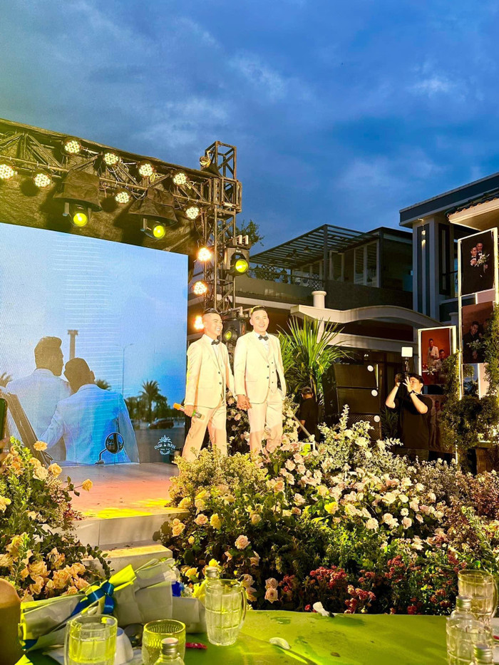 Cặp đôi tại buổi tiệc tối.