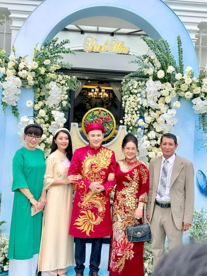 Nam diễn viên trước giờ khởi hành về Đồng Tháp rước Thanh Đoàn.