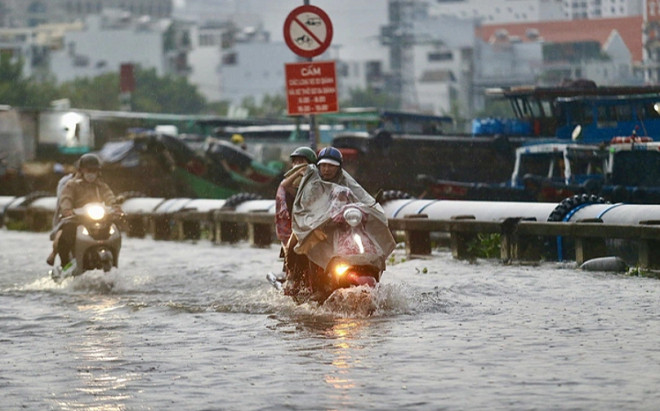 Nam Bộ chật vật vì triều cường và mưa dông, Biển Đông sắp đón bão Ảnh 2